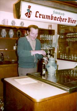 Reinhold Katzenmeier beim Bier zapfen