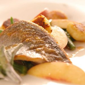Forellenfilet mit Pfirsich-Bohnen, Gnocchi und Quittendressing